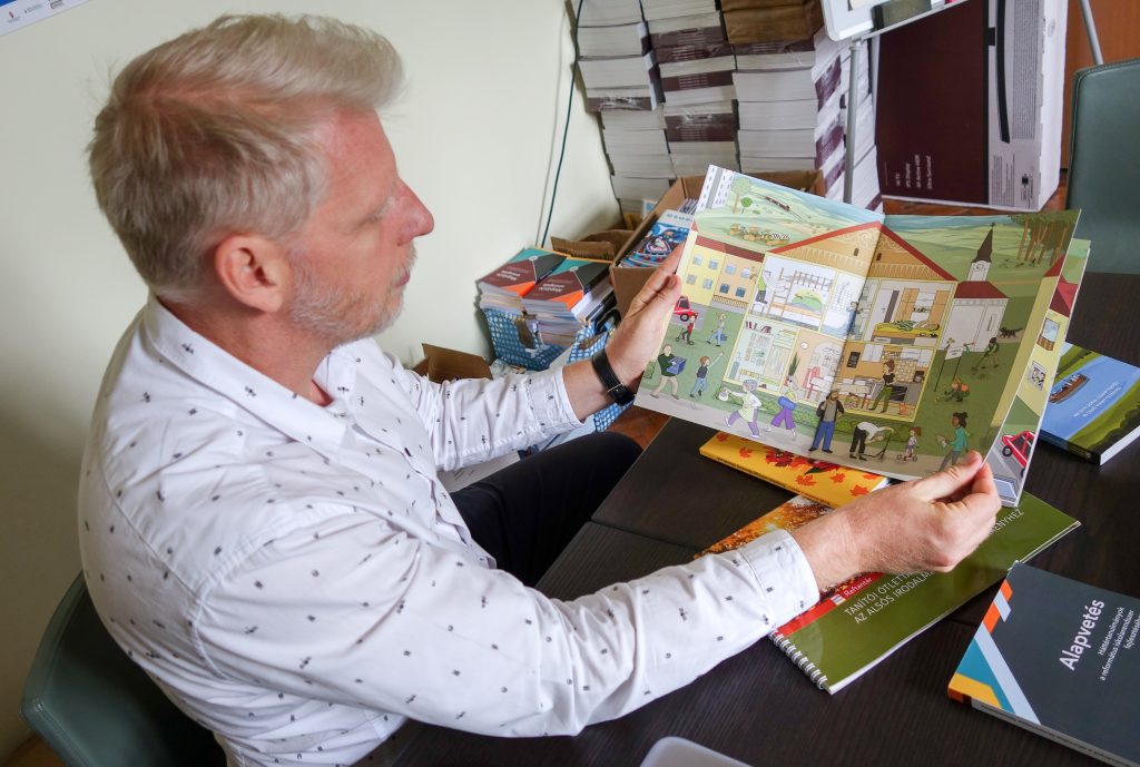 A Parókia portáljának interjúja Pompor Zoltán szakmai vezetővel a Református Tananyagfejlesztő Csoport munkájáról, a fejlesztések irányáról,