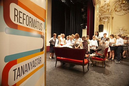 Beszámoló a Református Tananyagfejlesztő Csoport református iskolák ötödikes és hatodikos diákjainak Koli és Foci címmel meghirdetett olvasópályázatának a budapesti Duna Palotában megrendezett ünnepélyes díjátadójáról.