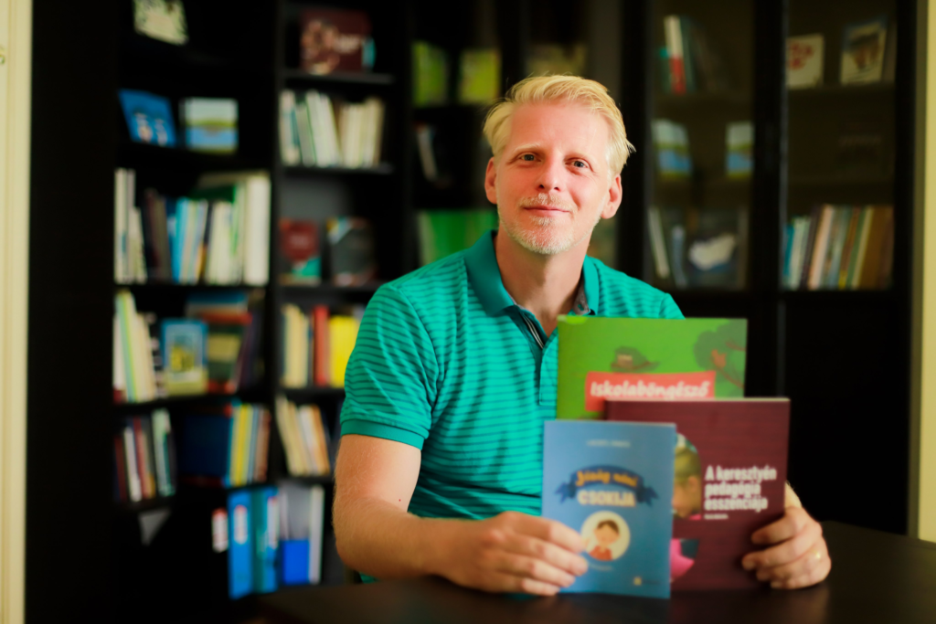 Hegedüs Bence Reformátusok Lapjában megjelent írása a Református Tananyagfejlesztő Csoport céljairól, munkájáról eddigi eredményeiről és sikereiről.