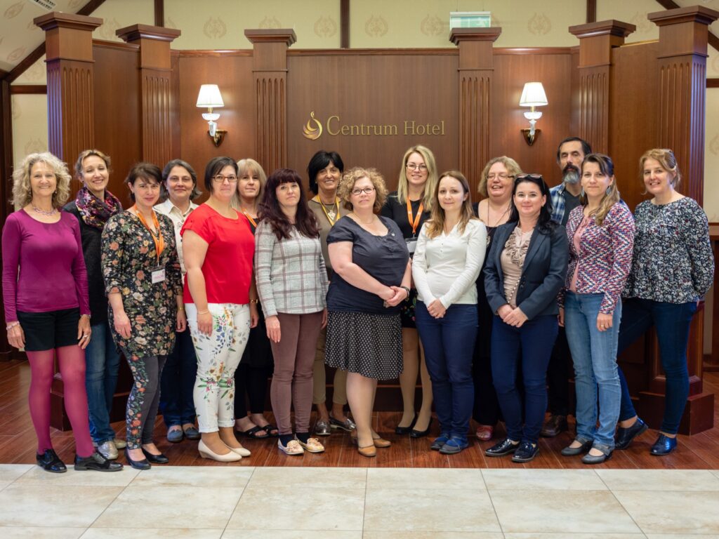 Élményalapú workshopokon tesztelték a református pedagógusok a készülő irodalmi szöveggyűjtemények ötlettárait – interjú a műhelyeket vezető szerzőházaspárral.